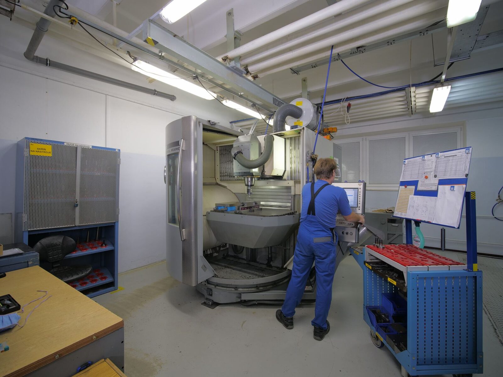 CNC obrábění v nástrojárně ROSTRA Tools — pětiosé obráběcí centrum